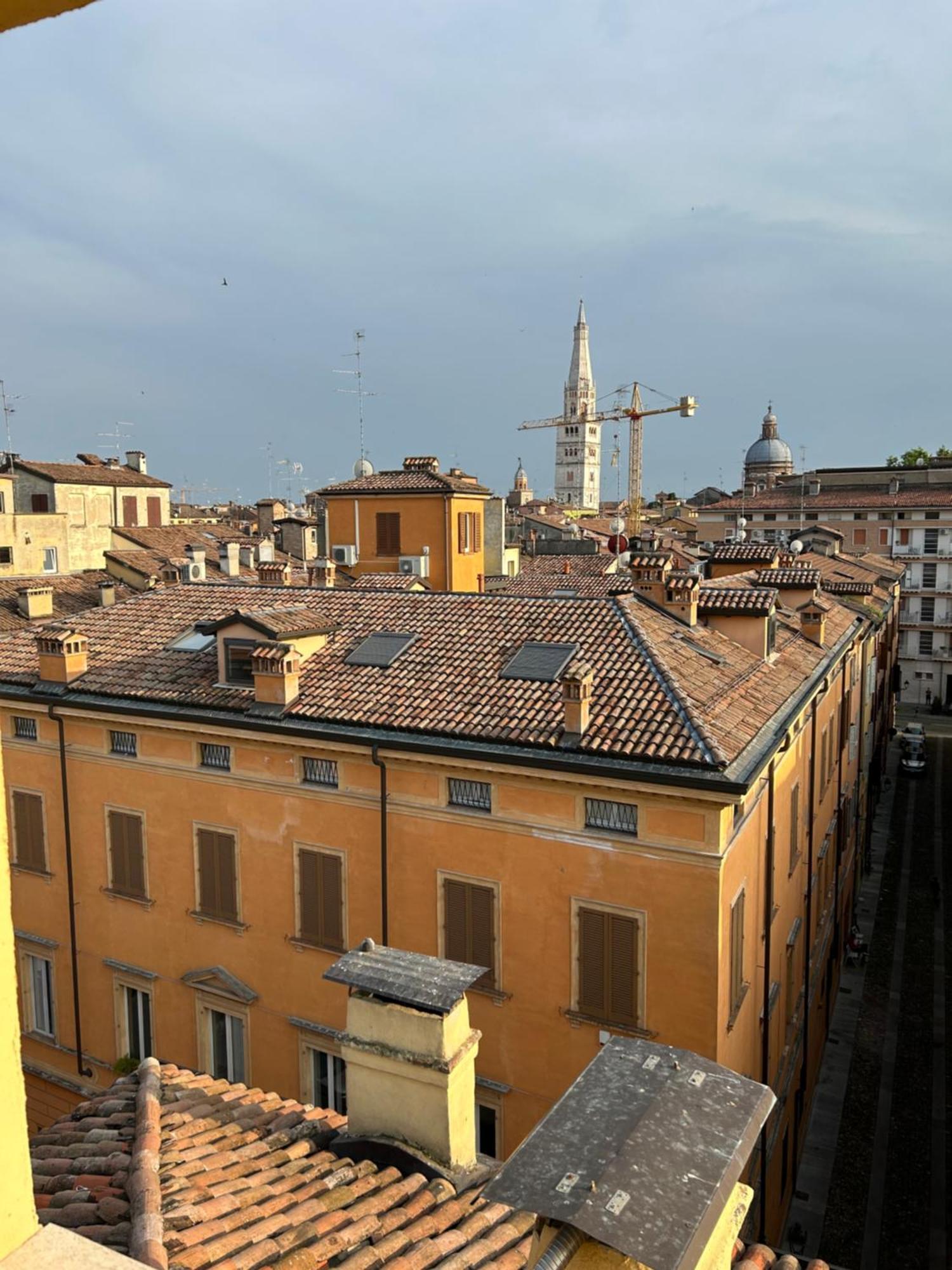 Tower 22 - Centre And Near Train Station Apartment Modena Exterior photo